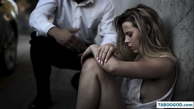 Kinky stāsti: bezpajumtniece pusaudze